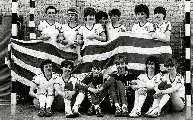 Mistrzynie Polski 1984/85 – od lewej siedzą: Jolanta Rząsiecka, Beata Golik, Bogusława Dąbrowska, Alicja Główczak, Lidia Siodłak, Małgorzata Hołda; od lewej stoją: Elżbieta Madej, Wanda Wójcik, Dorota Pawłowska, Ilona Sasnal, Zofia Figas, Genowefa Gorzkowska, Kazimiera Tomaszewska