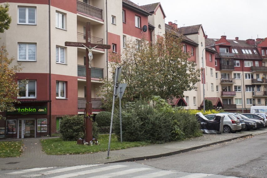 Mieszkańcy skarżą się na bałagan na skwerku przy ul. Słowackiego w Słupsku. Urzędnicy przepraszają i...