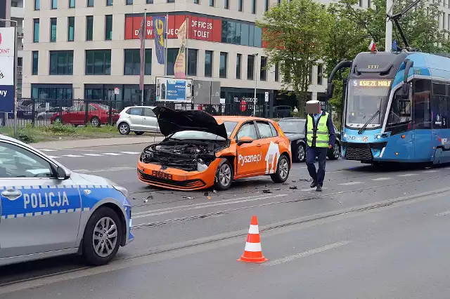 (07.05.2024) Wypadek busa i auta osobowego na ul. Krakowskiej. Jedna osoba ranna, zablokowane torowisko tramwajowe.