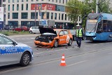 Wypadek busa i osobówki na Krakowskiej. Jedna osoba ranna, nie jeżdżą tramwaje