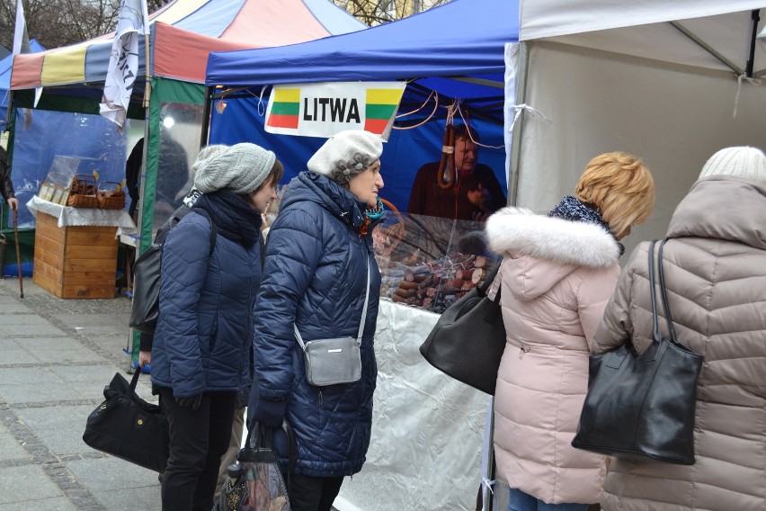 Na jarmarku można kupić wiele regionalnych przysmaków, ale i...