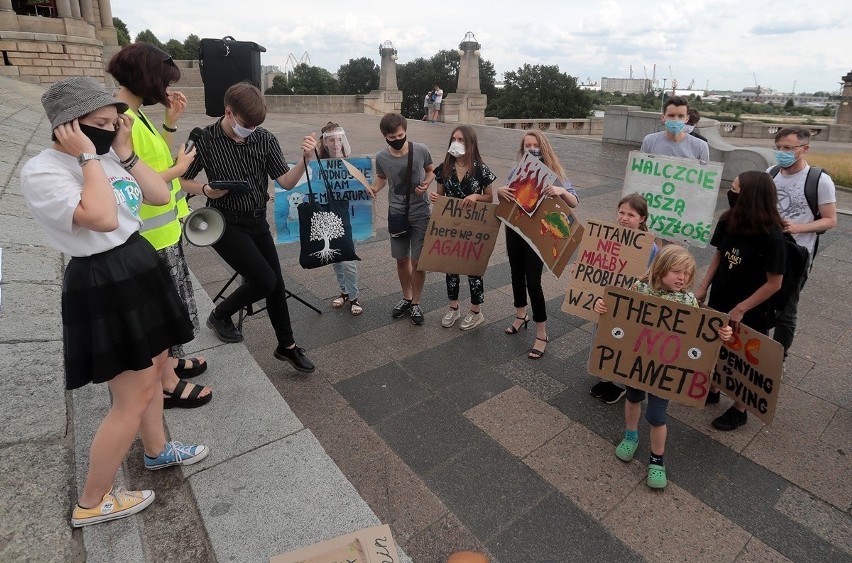 Młodzi ludzie protestowali przed kuratorium w sprawie klimatu