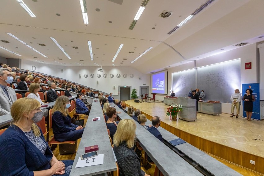 Wśród wyróżnionych znaleźli się dyrektorzy, nauczyciele,...