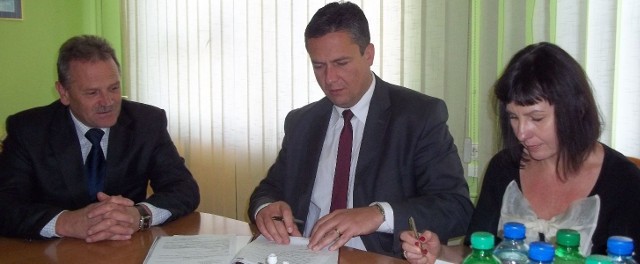 Grzegorz Gałuszka, dyrektor szpitala w Busku &#8211; Zdroju i Anna Bartela, prezes Anna &#8211; Bud podpisują umowę na budowę bloku operacyjnego.