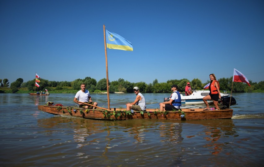 Pierwsza w Tarnobrzegu tradycyjna łódź wiślana otrzymała imię Wena [ZDJĘCIA]