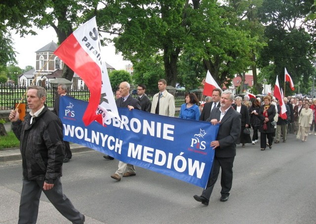 Blisko 400 osób przemaszerowało dziś ulicami w Sokółce w obronie wolnych mediów i TV Trwam.