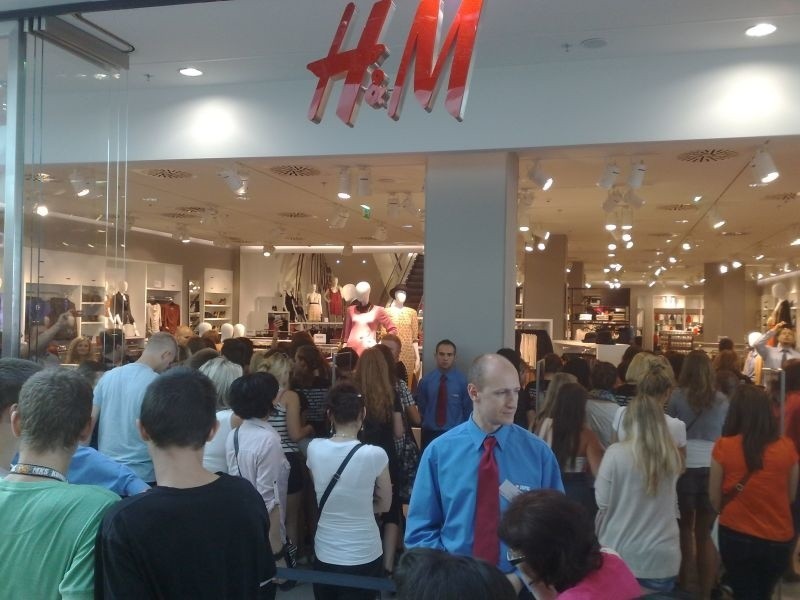 Tłum przed sklepem H&M.