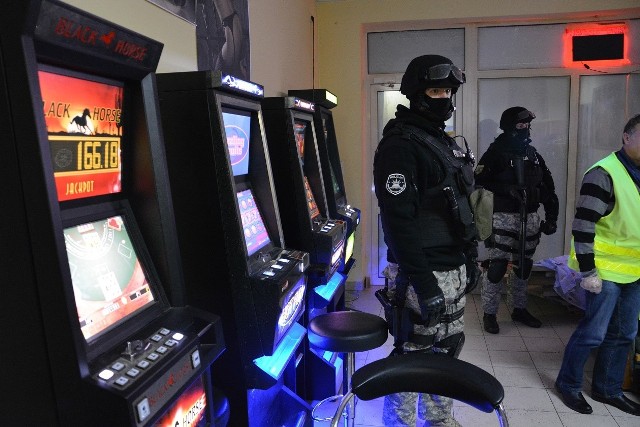 Funkcjonariusze w Stargardzie łącznie zabezpieczyli 8 automatów do gier hazardowych.