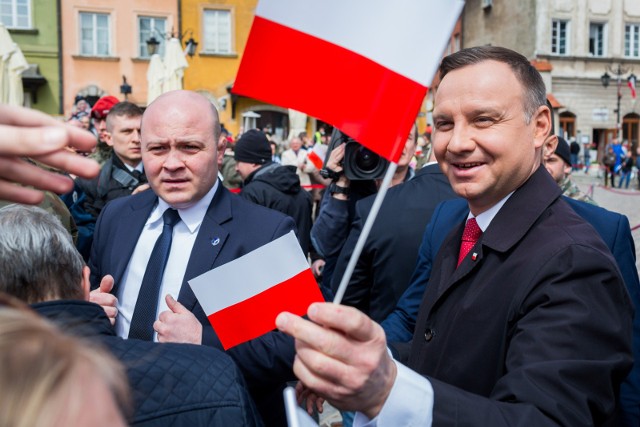 Codziennie nasze biało-czerwone barwy napełniają nas dumą. A dziś, w tym szczególnym dniu, wywieśmy biało-czerwone flagi na naszych domach – mówi prezydent Andrzej Duda.