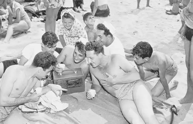 SIEDEM GRZECHÓW PLAŻOWICZÓWZacznijmy od głośnego słuchania muzyki, które zresztą jest irytujące nie tylko na kąpielisku, ale w jakimkolwiek miejscu publicznym. Nie każdy musi być fanem tego samego gatunki muzyki, co my. I nie każdy może mieć ochotę słuchać tego, co my. Jeśli jednak nie wyobrażamy sobie relaksu nad wodą bez przebojów ulubionych wykonawców, warto zainwestować w słuchawki. 