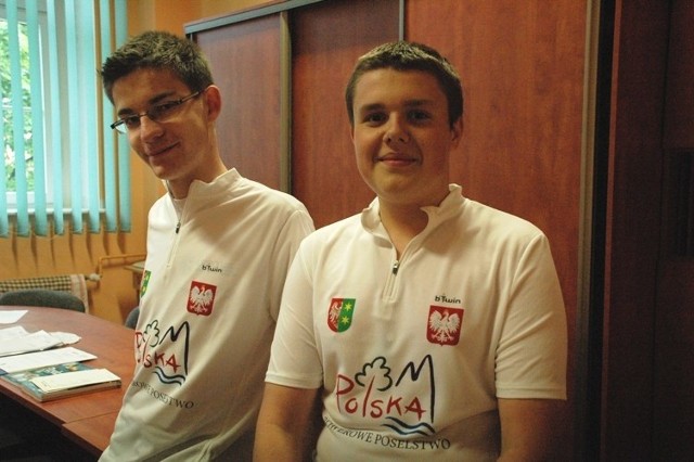 Tegoroczny maturzysta Tomek Klemt (z lewej) i pierwszoklasista Mikołaj Binczarowski ze skwierzyńskiego ogólniaka prezentują koszulki, w jakich rowerzyści zjadą Belgię