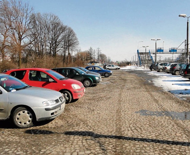 Teren w okolicy dworca od dawna służy kierowcom jako parking