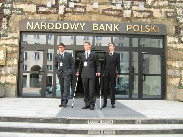 Radosław Juruś, Marek Gaj i Krzysztof Zegzuła, uczniowie tarnobrzeskiego Kopernika przed siedzibą Narodowego Banku Polskiego.