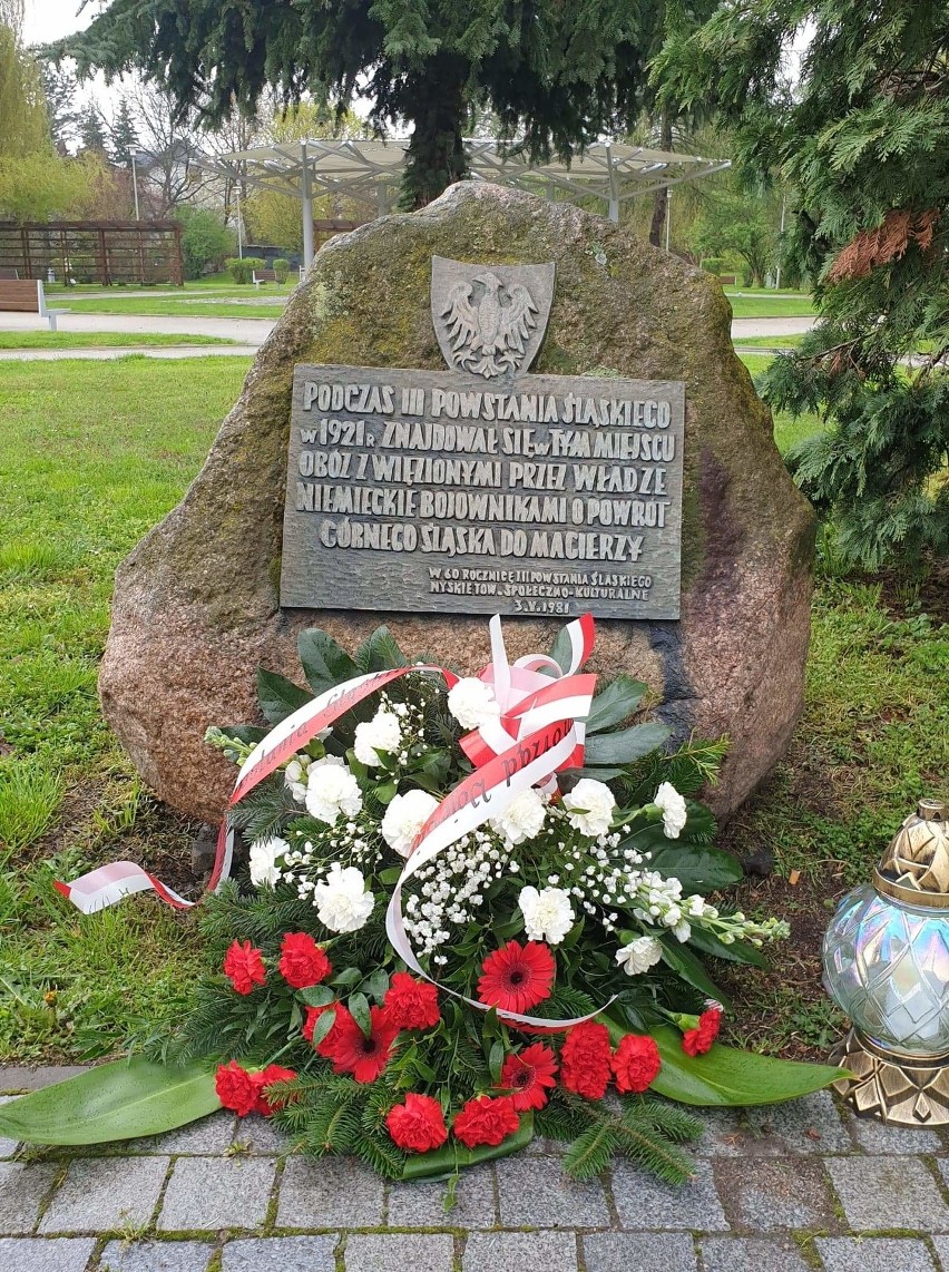 Daniel Palimąka złożył kwiaty pod pomnikiem w Nysie.