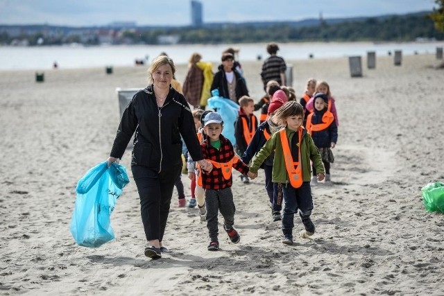 Wielu młodych ludzi i mieszkańców wzięło w ubiegłym roku udział w naszych akcjach sprzątania plaży