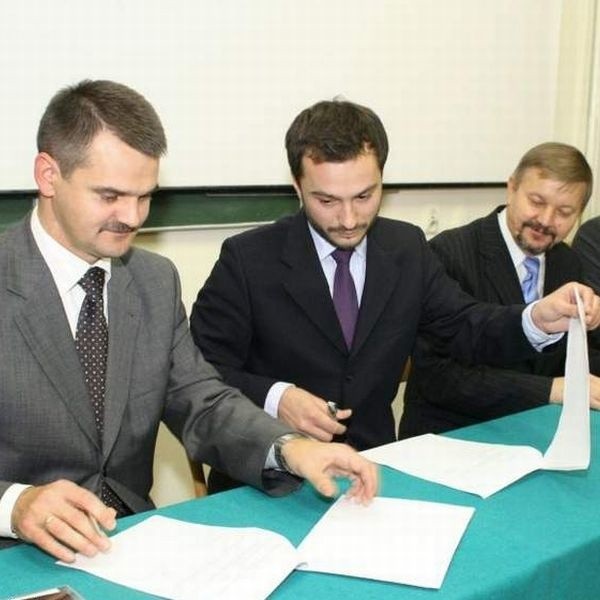 Umowę w sprawie utworzenia AIP podpisali prorektor AŚ profesor Jacek Semaniak (pierwszy z lewej) oraz Jakub Wronkowski, przedstawiciel Fundacji AIP 29 października.