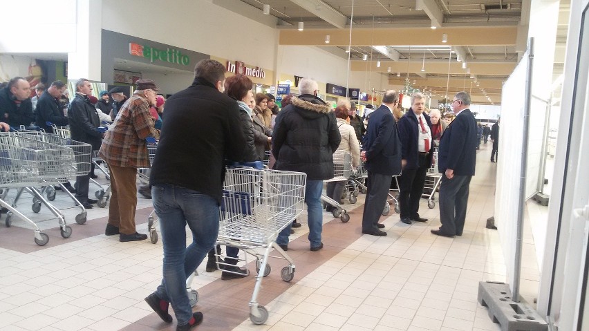 Otwarcie Auchan w Rybniku. Tłumy klientów czekały na ten...