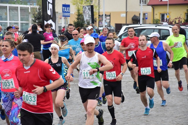 Ponad sto osób rywalizowało w biegu na 11 kilometrów w Daleszycach. Odbył się on w ramach cyklu Cross Run. Patronem medialnym tego wydarzenia jest "Echo Dnia".-Rywalizacja na trasie dostarczyła sporo emocji. Startowali nie tylko zawodnicy z Kielecczyzny, byli również biegacze z Krakowa, Opola, Wrocławia, Łodzi i innych polskich miast. W maju kolejne zawody z cyklu Cross Run, tym razem w Morawicy, a w czerwcu w Kielcach - powiedział nam Jacek Wiatrowski, organizator tego wydarzenia.   W imprezie zorganizowanej przez Stowarzyszenie MTB Cross najlepszy był Sebastian Łukasiewicz (Klub Biegowy Gepard), który uzyskał czas 44,34 min. Drugie miejsce zajął Zbigniew Dulemba z Juventy Kobex Starachowice z wynikiem 45,08, a  trzeci był Michał Kołomański (Mechanik i Przyjaciele) - 46,17. Wśród kobiet zwyciężyła Wioleta Jończyk (Urodzony Biegacz) - 51,00 przed Klaudią Szmigiel (Woźniak Running Team) - 51,35 i Anną Soczomską-Kromą (Biegnę, żeby Bartek mógł biegać) - 55,30.Zapraszamy do obejrzenia galerii zdjęć z tego wydarzenia.  (dor)Zobacz także: Ultra Maraton "4 Pory Roku" w Daleszycach zaczął się od biegu na 61 kilometrów [WIDEO, DUŻO ZDJĘĆ]