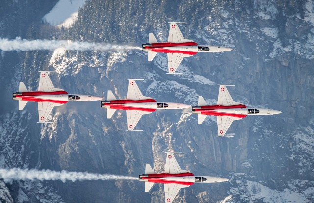 Szwajcarski zespół podczas treningów w rodzimych Alpach.Na kolejnych slajdach zobacz wystepy szwajcarskiego zespołu podczas poprzednich pokazów Air Show w Radomiu.
