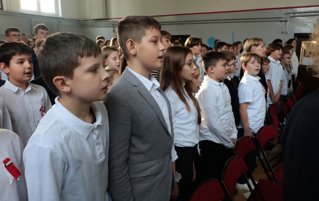 W ramach akcji "Szkoła do hymnu" i obchodów Narodowego Święta Niepodległości, zorganizowano akademię oraz wspólne śpiewanie uczniów Szkoły Podstawowej nr 16