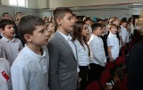 Do hymnu! Uczniowie SP16 i żołnierze WOT razem śpiewali w Grudziądzu - zobacz zdjęcia