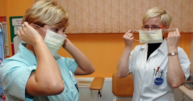 Iwona Kurzec (od lewej) i Beata Szajner, pielęgniarki z koszalińskiej przychodni "Panaceum&#8221; noszą maseczki, gdy poczekalnia pełna jest pacjentów. Tym kaszlącym również rozdają maseczki higieniczne. W ten sposób wypełniają zalecenia ministerstwa zdrowia, które zostały rozesłane do wszystkich lekarzy rodzinnych. 