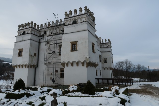 Rozpoczął się remont poszycia dachowego kasztelu w Szymbarku