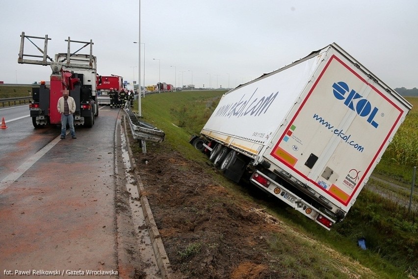 Wypadek na AOW. Ciężarówka z Turcji wypadła z drogi [ZDJĘCIA]