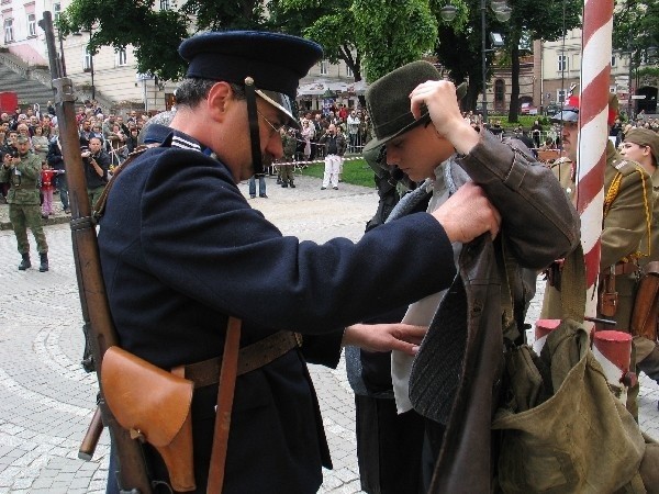 Cała prawda o wojnie. Granatowi policjanci - bohaterowie i kanalie