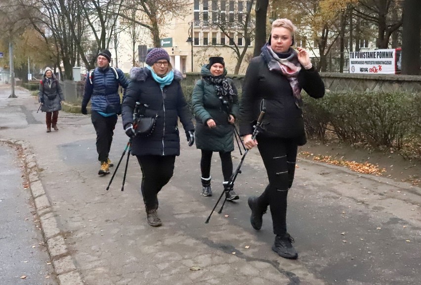 Mikołajkowy Nordic Walking rozpoczął się od zbiórki pod...