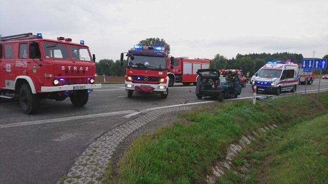 Ze wstępnych ustaleń policji wynika, że kierująca renault skręcała w lewo chcąc zawrócić. W tym czasie doszło do zderzenia z fordem, który nie wyhamował przed renault. Obie kierujące trafiły do szpitala. W miejscu wypadku nie ma już utrudnień.Zobacz też: Wypadek podczas skoku spadochronem. Mężczyzna jest w ciężkim stanie