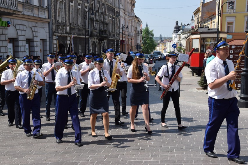 Kominiarze przeszli w paradzie przez Tarnów z racji swojego święta [ZDJĘCIA]