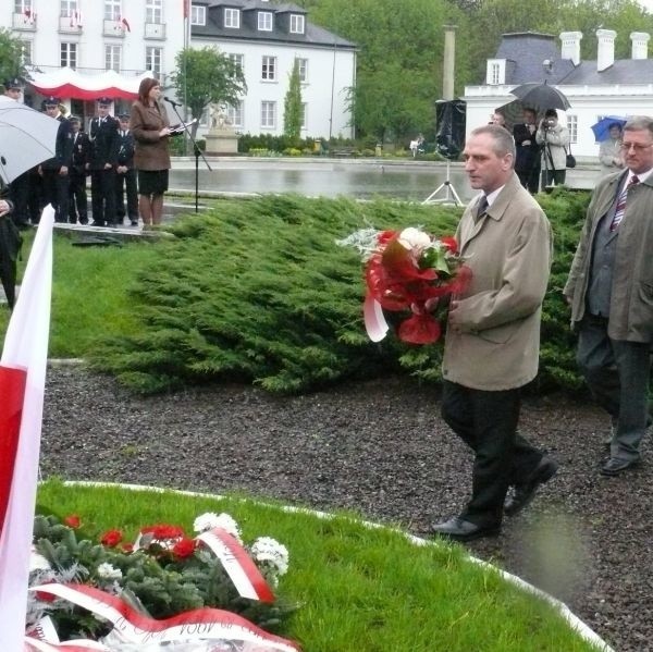 Kwiaty przed pomnikiem Stanisława Augusta Poniatowskiego złożył między innymi poseł Czesław Czechyra.
