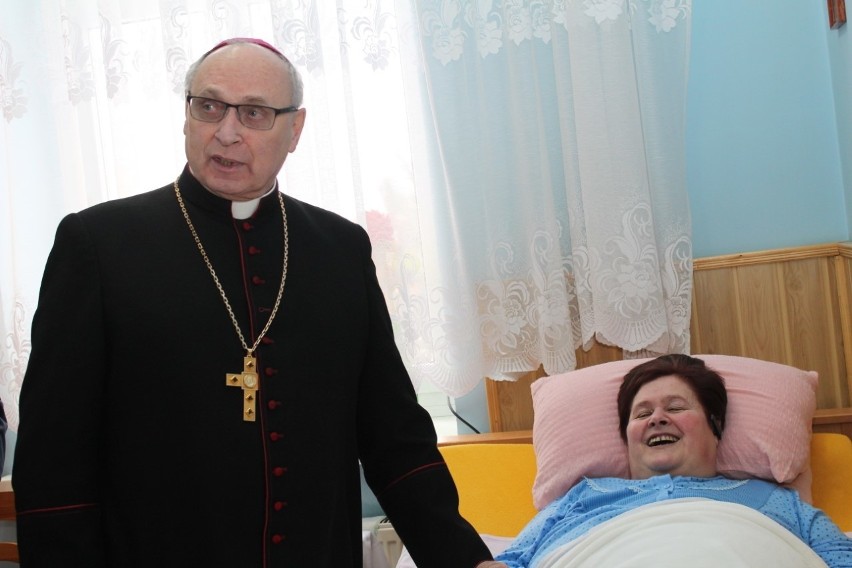 Biskup Wiesław Mering przybył dziś do Domu Opieki Społecznej...