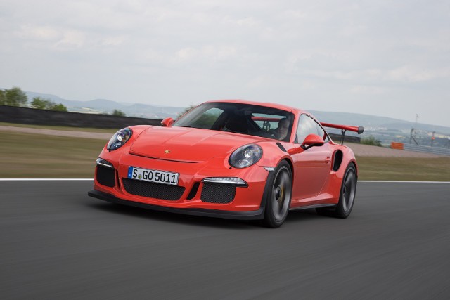 Mimo wielu „stróżów” Porsche 911 GT3 RS nie jest zimną i beznamiętną bestią. Moment obrotowy jest dostatecznie wysoki, aby przeskoczyć nad barierami stawianymi przez elektronikę / Fot. Porsche