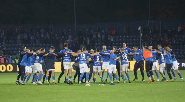 Piłkarze Ruchu Chorzów pokonali w derbach GKS Katowice  Zobacz kolejne zdjęcia. Przesuwaj zdjęcia w prawo - naciśnij strzałkę lub przycisk NASTĘPNE