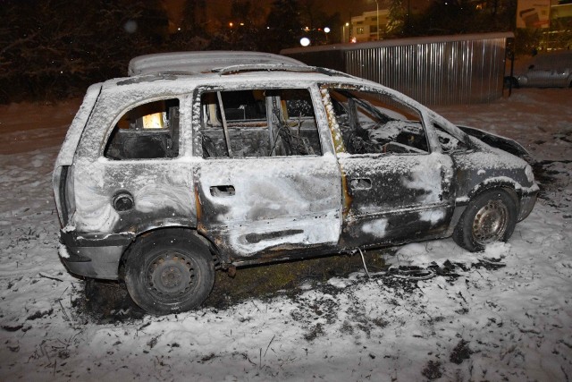 33-latek podpalił dwa samochody w komisie w Nowym Targu. Nie wiadomo po co to zrobił