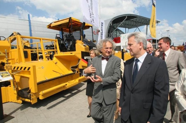 Prezes Targów Kielce Andrzej Mochoń oprowadzał ministra Cezarego Grabarczyka po kieleckiej wystawie maszyn drogowych.