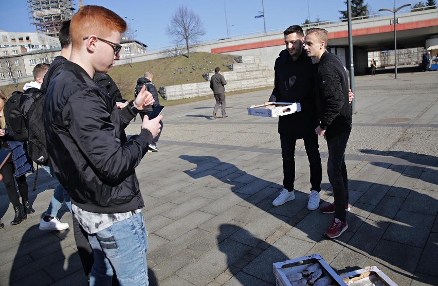 Wisła Kraków. Piłkarze „Białej Gwiazdy” rozdawali pączki [ZDJĘCIA]