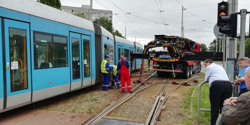 Wykolejenie tramwaju na Legnickiej przy Dolmedzie