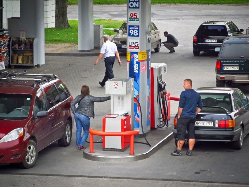 Picie kawy w sklepie spożywczym jest niemal tak popularne...