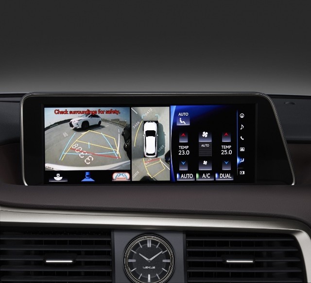 Lexus opracował układy monitorujące zarówno pojazd jak i jego otoczenie, które są gotowe ostrzec kierowcę o każdym zagrożeniu i pomagają uniknąć wypadku. Nowy RX rozpoznaje m.in. objawy świadczące o rozproszeniu lub senności kierowcy i wysyła sygnały ostrzegawcze / Fot. Lexus
