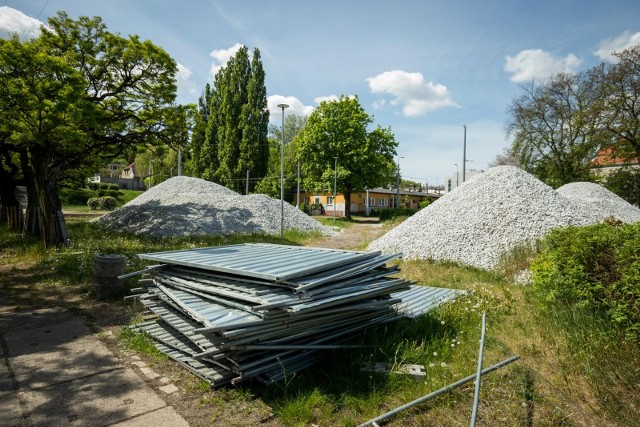 Teren pod Trasa Uniwersytecka bez problemu mogą pokonywać piesi, ulica Żupy również jest przejezdna.