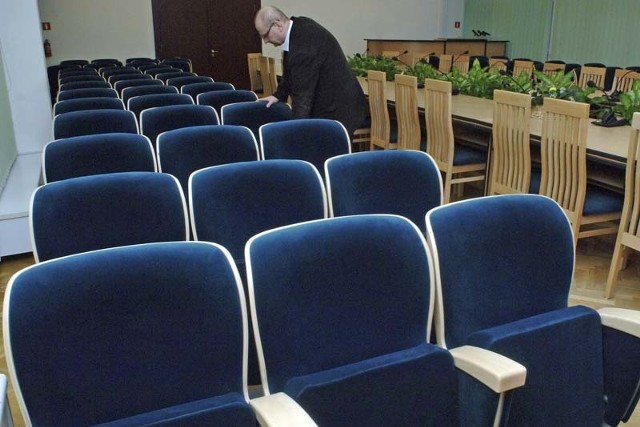 Fotele dla publiczności oraz krzesła dla radnych zostały wymienione po 15 latach użytkowania poprzednich. 
