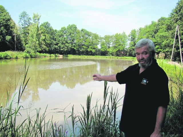 Krzysztof Kuwik, hodowca ryb z Głębowic, z coraz większymi obawami patrzy na swoje stawy. Poziom wody w ostatnich dniach obniżył się od 20 do 30 centymetrów, a dużych opadów deszczu nie widać