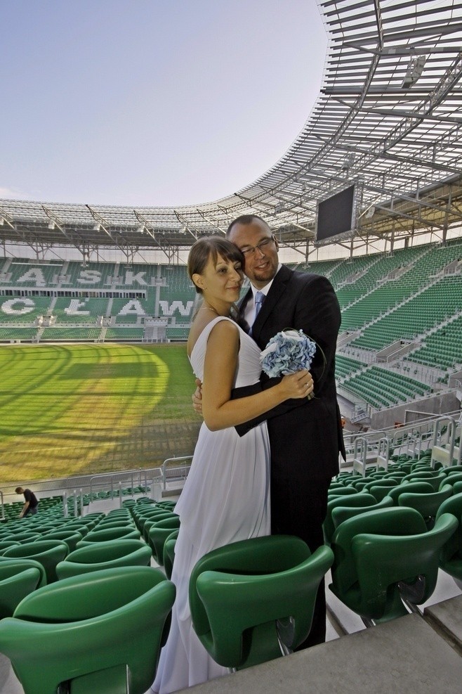 Młoda para na wrocławskim stadionie