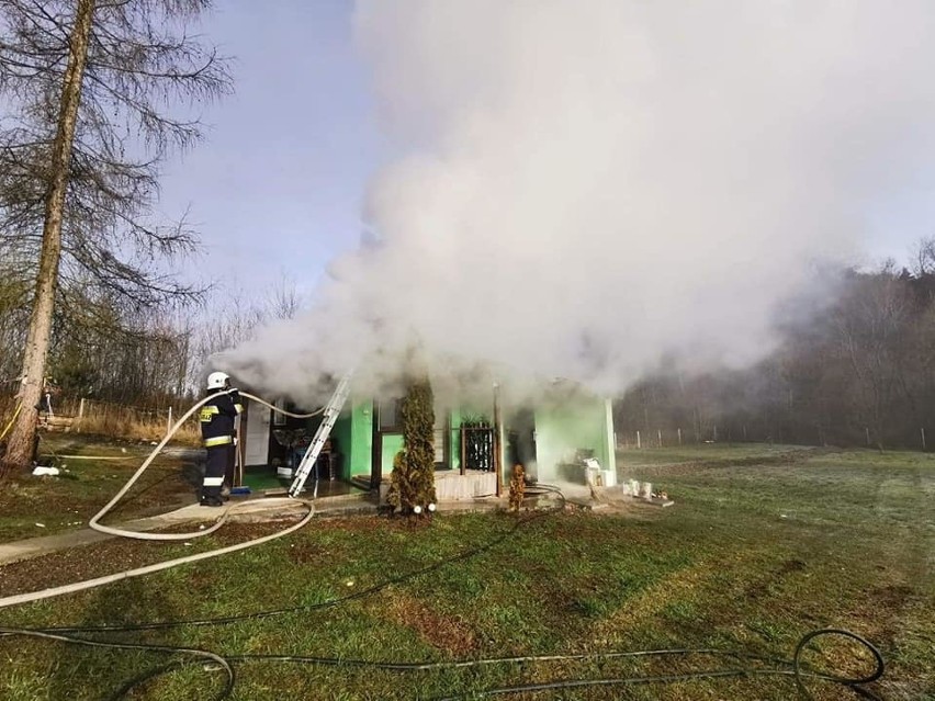 Groźny pożar pod Gdowem. Płonął domek letniskowy [ZDJĘCIA]