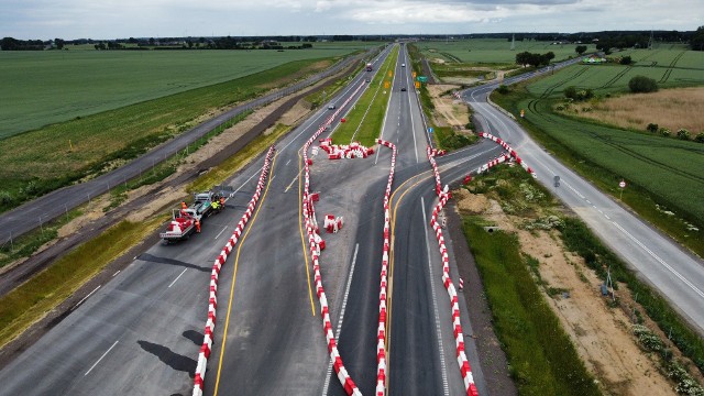 Stara droga krajowa S5 na wysokości Borówna została wyłączona z głównego, przelotowego ruchu (co widać na zdjęciu) i powierzono jej obsługę ruchu lokalnego