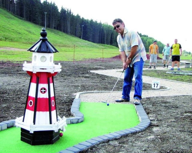 &#8211; Park do gry wygląda jeszcze prowizorycznie &#8211; twierdzi Janusz Andruczyk. &#8211; Trawa jest już zasiana, za kilka dni wszystko ładnie zazieleni się, wtedy dosadzimy krzewy i drzewa.