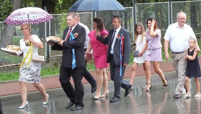 Dożynki... pod parasolami. Tak rozpoczęło się gminne Święto Plonów 2018 w Bejscach - w strugach deszczu maszerowali do kościoła starostowie dożynek i lokalna władza.